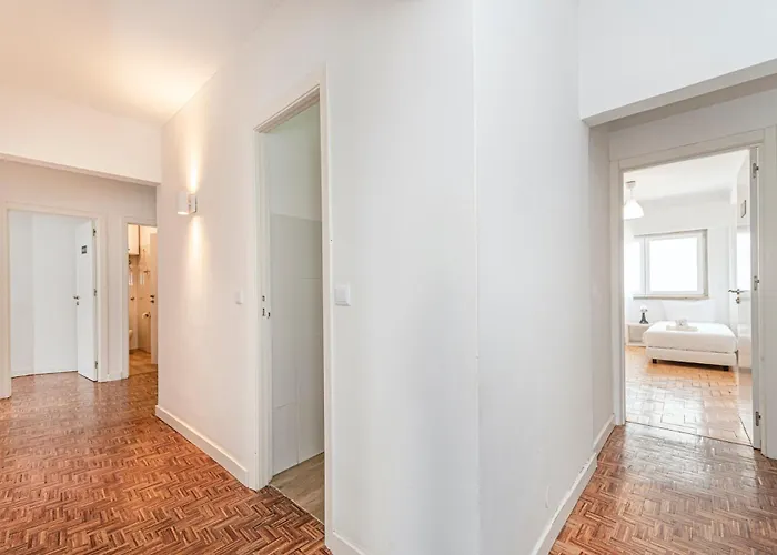 Апартаменты Houze Spacious Near Marques De Pombal *